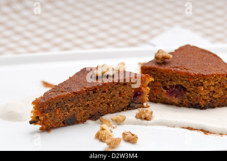 Sana fresca fatta in casa di carote e noci dessert torta Foto Stock