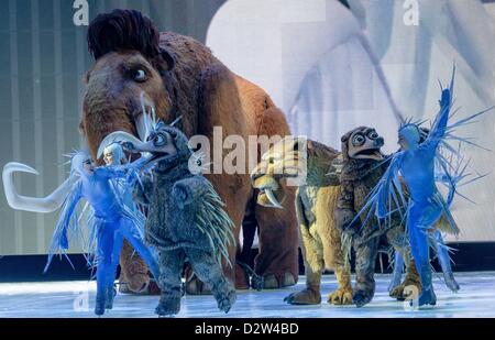 I caratteri del nuovo spettacolo 'Ice Age Live! Una gigantesca avventura' eseguire durante la premiere del gioco sul palco dell'O2 World di Amburgo, Germania, 1 febbraio 2013. La mostra è un ventesimo secolo Fox produzione e sarà in tour in un certo numero di città in Germania con due spettacoli al giorno. Foto: Markus Scholz Foto Stock