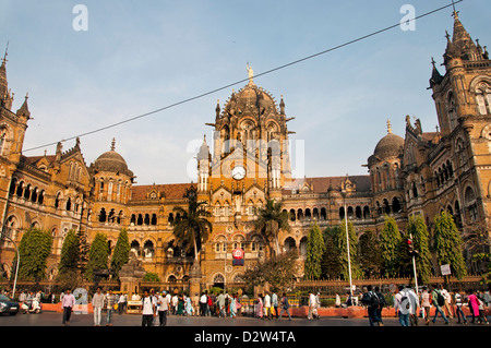 Il Chhatrapati Shivaji Terminus ( Victoria Terminus ) stazione ( Mumbai Bombay ) architettura revival gotico vittoriano India Foto Stock