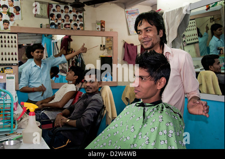 Giovane adolescente Barber shop Mumbai ( Bombay ) baraccopoli nei pressi di Colaba e il World Trade Center India Foto Stock