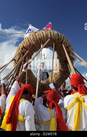 Durante un festival locale a Okinawa, Giappone, i partecipanti al festival usano il loro personale per sostenere un nodo loop di una grande corda. Foto Stock