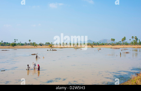 Pesca con reti nel centro della Cambogia Foto Stock