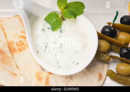 Greco fresco Tzatziki yogurt dip e di pane pita e pickels Foto Stock