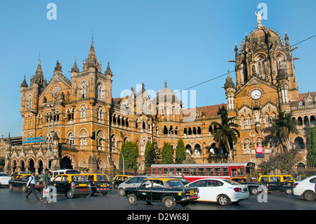 Il Chhatrapati Shivaji Terminus ( Victoria Terminus ) stazione ( Mumbai Bombay ) architettura revival gotico vittoriano India Foto Stock