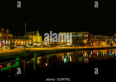 La città di Groningen nei Paesi Bassi durante la notte Foto Stock