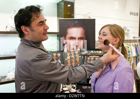 Berlino, Germania, Marco Starvisagist Mannozzi make-un cliente Foto Stock