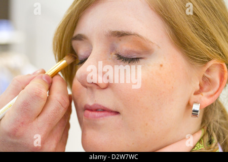 Berlino, Germania, Marco Starvisagist Mannozzi make-una giovane donna Foto Stock