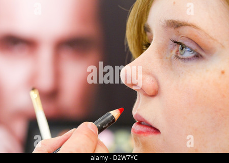 Berlino, Germania, Marco Starvisagist Mannozzi make-una giovane donna Foto Stock