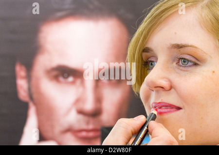 Berlino, Germania, Marco Starvisagist Mannozzi make-una giovane donna Foto Stock