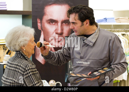 Berlino, Germania, Marco Starvisagist Mannozzi make-un cliente Foto Stock