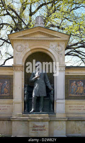 Berlino, Germania, monumento Albrecht von Graefe in Berlin-Mitte Foto Stock