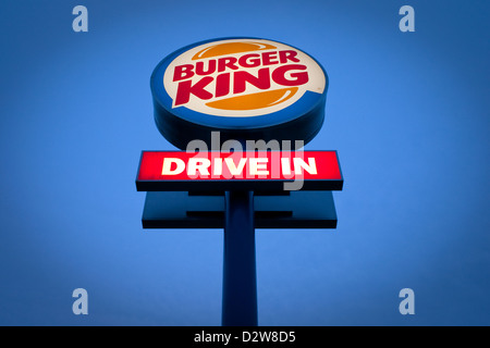 Berlino, Germania, il logo di una catena di fast food Burger King Foto Stock