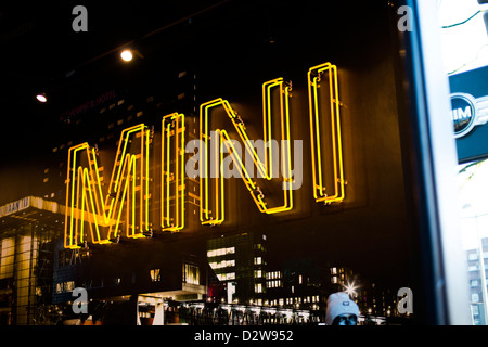 Un mini insegna al neon al mini shop in Leidseplein Amsterdam Foto Stock