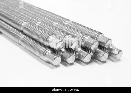 Prigionieri di metallo con filettatura metrica isolati su sfondo bianco. Foto Stock