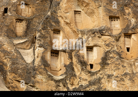 Accesso a piccoli colombai scavati nel tufo vulcanico rocce, Goereme National Park, Cappadocia, Turchia Foto Stock