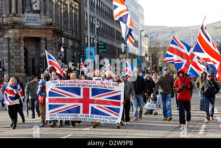 Belfast, Irlanda del Nord, Regno Unito. I dimostranti dall'area del villaggio di Belfast arrivare per le continue manifestazioni di protesta contro la città di Belfast decisione del Consiglio di volare solo la bandiera dell'Unione in determinati giorni. Belfast City Centre, 2° febbraio 2013. Foto Stock