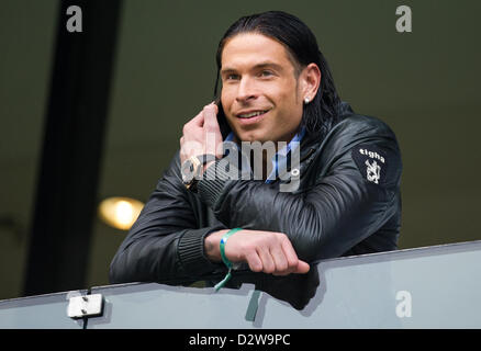 Hoffenheim il portiere Tim Wiese parla al telefono prima della Bundesliga partita di calcio tra 1899 Hoffenheim e SC Freiburg a Rhein-Neckar-Arena a Sinsheim, Germania, 02 febbraio 2013. Foto: UWE ANSPACH (ATTENZIONE: embargo condizioni! Il DFL permette l'ulteriore utilizzazione di fino a 15 foto (solo n. sequntial immagini o video-simili serie di foto consentito) via internet e media on line durante il match (compreso il tempo di emisaturazione), adottate dall'interno dello stadio e/o prima di iniziare la partita. Il DFL permette la trasmissione senza restrizioni di registrazioni digitali durante la m Foto Stock