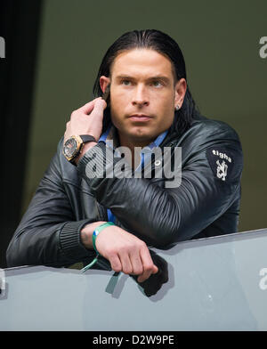 Hoffenheim il portiere Tim Wiese parla al telefono prima della Bundesliga partita di calcio tra 1899 Hoffenheim e SC Freiburg a Rhein-Neckar-Arena a Sinsheim, Germania, 02 febbraio 2013. Foto: UWE ANSPACH (ATTENZIONE: embargo condizioni! Il DFL permette l'ulteriore utilizzazione di fino a 15 foto (solo n. sequntial immagini o video-simili serie di foto consentito) via internet e media on line durante il match (compreso il tempo di emisaturazione), adottate dall'interno dello stadio e/o prima di iniziare la partita. Il DFL permette la trasmissione senza restrizioni di registrazioni digitali durante la m Foto Stock