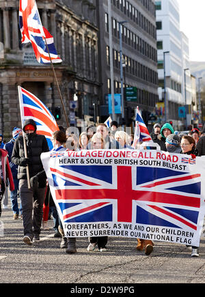 Belfast, Irlanda del Nord, Regno Unito. I dimostranti dall'area del villaggio di Belfast arrivare per le continue manifestazioni di protesta contro la città di Belfast decisione del Consiglio di volare solo la bandiera dell'Unione in determinati giorni. Belfast City Centre, 2° febbraio 2013. Foto Stock