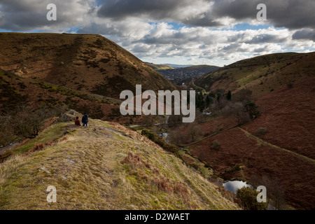 Walkers sulla mucca cresta che domina la cardatura Mill Valley, sulla lunga Mynd, vicino a Church Stretton, Shropshire Foto Stock