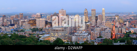 Montreal al crepuscolo panorama con grattacieli urbani visto dal Mont Royal Foto Stock