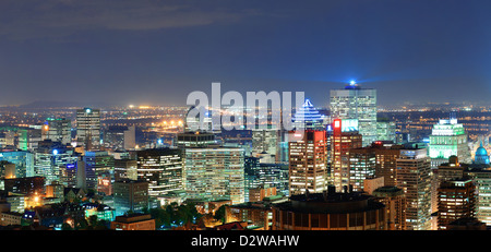 Montreal al crepuscolo panorama con grattacieli urbani visto dal Mont Royal Foto Stock