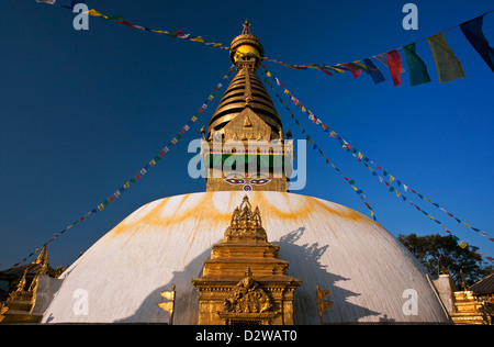 Swayambhunath Stupa buddisti conosciuto anche come il Tempio delle Scimmie a Kathmandu, Nepal. Foto Stock