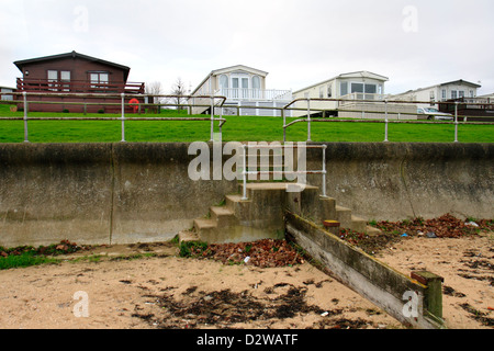 Case vacanza affacciato sulla spiaggia, Allhallows Leisure Park, Isola di grano, Kent REGNO UNITO Foto Stock