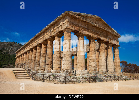 Il tempio dorico di Segesta vicino Trapani in Sicilia, Italia. Foto Stock