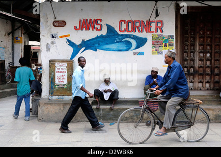 La gente in una strada stretta a Stonetown Zanzibar, Tanzania Foto Stock