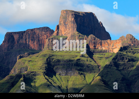 Sentinal picco nella amphiteater delle montagne Drakensberg, Royal Natal National Park, Sud Africa Foto Stock