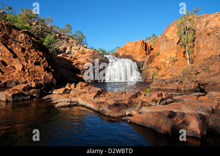 Una piccola cascata e piscina con acqua chiara, il Parco Nazionale Kakadu, Territorio del Nord, l'Australia Foto Stock