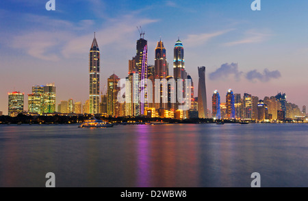 Grattacieli a Dubai Marina vista dal Palm Jumeirah a Dubai, UAE. Foto Stock