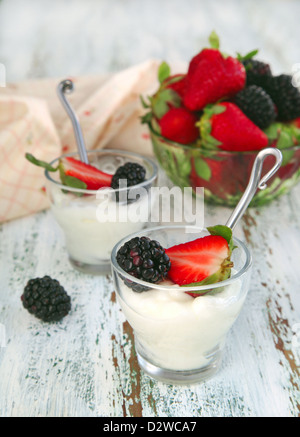 Yogurt con frutti di bosco freschi in vetro di piccole dimensioni Foto Stock