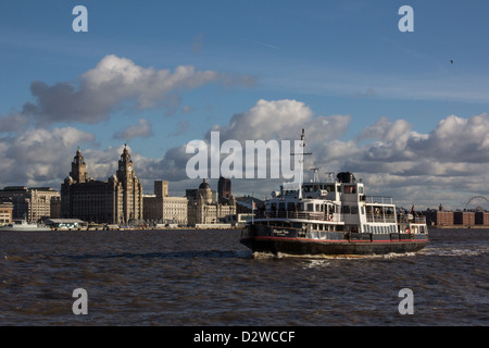 Un traghetto Mersey il 'MV Royal Iris del Mersey' sul fiume Mersey con il Liverpool waterfront in background. Foto Stock