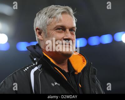 Francoforte è capo allenatore Armin Veh sorge al margine prima Bundesliga partita di calcio tra Hamburger SV e Eintracht Francoforte presso Imtech Arena di Amburgo, Germania, 02 febbraio 2013. Foto: ANGELIKA WARMUTH (ATTENZIONE: embargo condizioni! Il DFL permette l'ulteriore utilizzazione di fino a 15 foto (solo n. sequntial immagini o video-simili serie di foto consentito) via internet e media on line durante il match (compreso il tempo di emisaturazione), adottate dall'interno dello stadio e/o prima di iniziare la partita. Il DFL permette la trasmissione senza restrizioni di registrazioni digitali assortiti Foto Stock