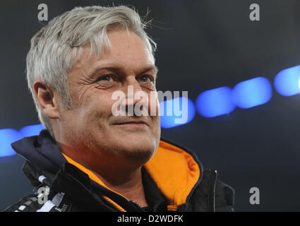 Francoforte è capo allenatore Armin Veh sorge al margine prima Bundesliga partita di calcio tra Hamburger SV e Eintracht Francoforte presso Imtech Arena di Amburgo, Germania, 02 febbraio 2013. Foto: ANGELIKA WARMUTH (ATTENZIONE: embargo condizioni! Il DFL permette l'ulteriore utilizzazione di fino a 15 foto (solo n. sequntial immagini o video-simili serie di foto consentito) via internet e media on line durante il match (compreso il tempo di emisaturazione), adottate dall'interno dello stadio e/o prima di iniziare la partita. Il DFL permette la trasmissione senza restrizioni di registrazioni digitali assortiti Foto Stock