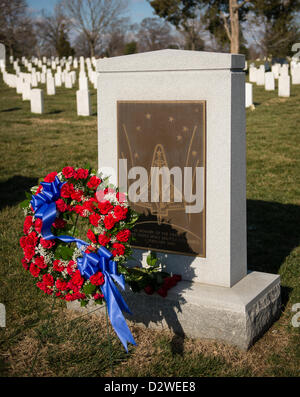 Lo Space Shuttle Columbia Memorial con un memoriale di corona come parte della NASA il Giorno del Ricordo il 1 febbraio 2013 presso il Cimitero Nazionale di Arlington, Arlington VA. Ghirlande sono state stabilite in memoria di quegli uomini e quelle donne che hanno perso la vita nel tentativo di esplorazione dello spazio. Foto Stock