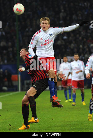 Di Amburgo Artjoms Rudnevs (R) il sistema VIES per la palla con il Francoforte Bastian Oczipka durante la Bundesliga partita di calcio tra Hamburger SV e Eintracht Francoforte presso Imtech Arena di Amburgo, Germania, 02 febbraio 2013. Foto: ANGELIKA WARMUTH (ATTENZIONE: embargo condizioni! Il DFL permette l'ulteriore utilizzazione di fino a 15 foto (solo n. sequntial immagini o video-simili serie di foto consentito) via internet e media on line durante il match (compreso il tempo di emisaturazione), adottate dall'interno dello stadio e/o prima di iniziare la partita. Il DFL permette la trasmissione senza restrizioni di di Foto Stock