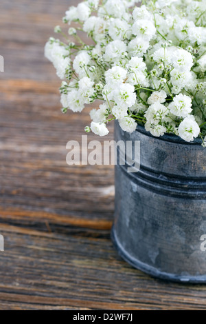 Bouquet di bianco del bambino fiori respiro (Gypsophila) su legno sfondo rustico Foto Stock