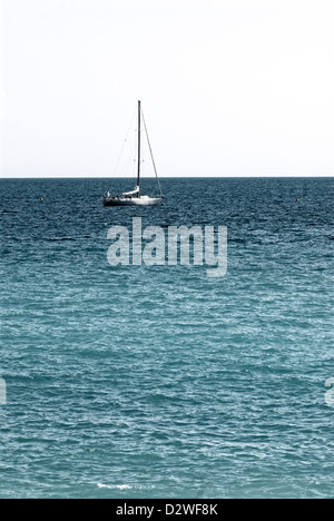 Impostazione di barche a vela all'orizzonte. Foto Stock