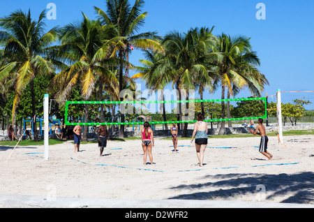 Giovani giocando a pallavolo, Lummus Park, Miami Beach, Stati Uniti d'America Foto Stock