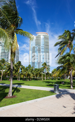 Grande edificio di appartamenti a South Beach, Miami Beach, Stati Uniti d'America Foto Stock