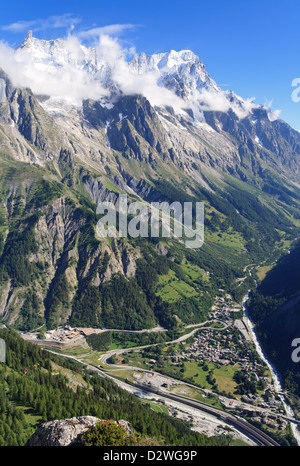 Vista aerea della Val Ferret con il Traforo del Monte Bianco nella parte inferiore Foto Stock