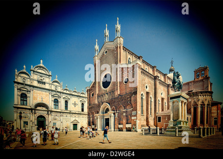 Hospital (sinistra, in stile rinascimentale e Basilica (destro, in stile gotico di San Giovanni e San Paolo, Castello, Venezia, Italia Foto Stock