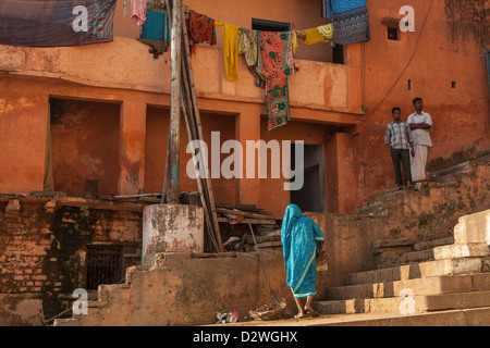 Donna ampie scale, Varanasi, India Foto Stock