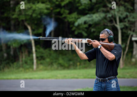 Il Presidente Usa Barack Obama spara un bersaglio di argilla sulla gamma presso il rifugio presidenziale Agosto 4, 2012 a Camp David, Maryland. La Casa Bianca ha rilasciato questa foto Febbraio 1, 2013 per mostrare il presidente partecipa nella ripresa ed è un sostenitore della pistola di proprietà. Foto Stock