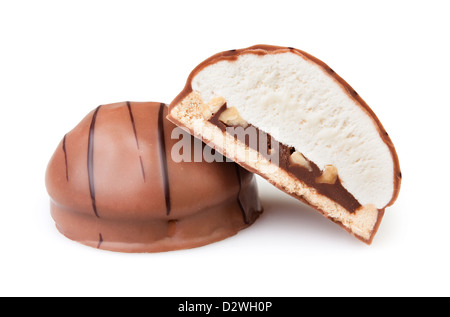 I cookies biscotti al cioccolato tagliare su sfondo bianco Foto Stock