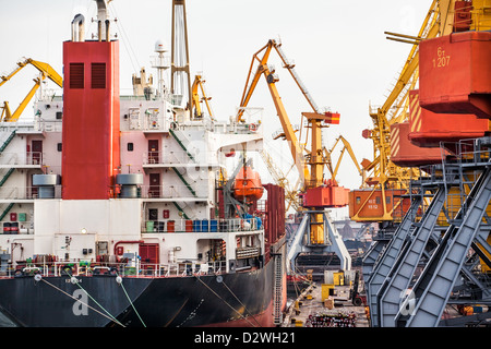 Gru portuali nave carica di porto Foto Stock