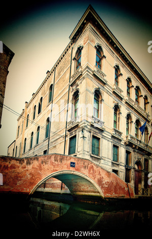 Vista di un edificio da una gondola, Fondamenta Diedo, Cannaregio, Venezia, Italia Foto Stock